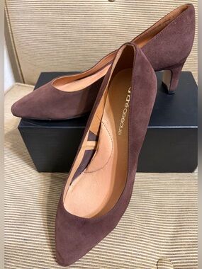 NWT Andre Assous Women’s Wynne Cocoa Powder Brown Suede Pump - Size 8.5